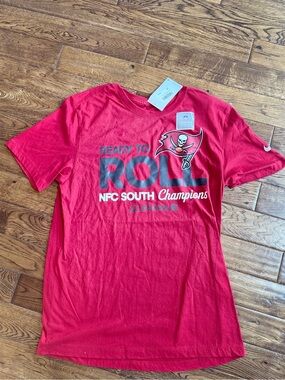 Nike Tampa Bay Buccaneers NFC S NFL Champion Ready To Roll Shirt Mens Medium NWT